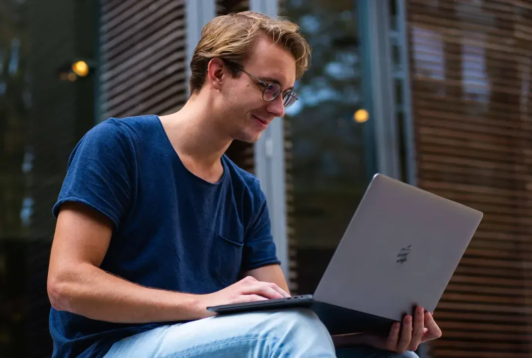 A men using a laptop